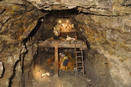 Đào được 4,5 tấn vàng, ai lợi, ai thiệt?