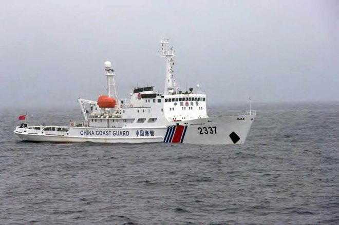 Tàu hải cảnh Trung Quốc mang vũ khí tiến đến gần tàu cá Nhật Bản