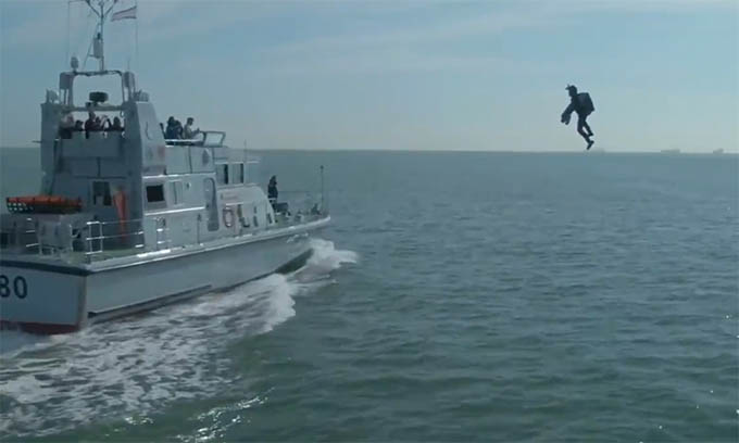 Xem đội đặc nhiệm Hải quân Anh mặc đồ bay 'người sắt' diễn tập đổ bộ tàu chiến