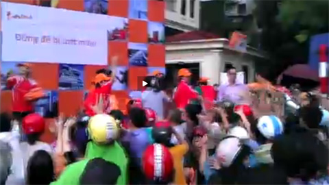 Hà Lan hoảng sợ khi tặng áo mưa, người Việt lên cướp