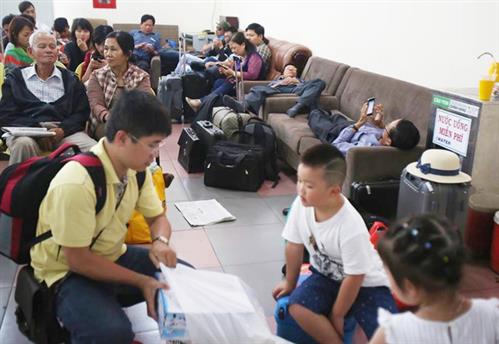 Hành động vô ý thức của 2 người đàn ông nằm dài tại sân bay