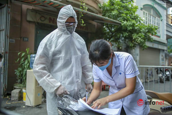 Hà Nội: Đưa 37 người ở Mễ Trì liên quan nhân viên quán pizza nhiễm Covid-19 đi cách ly