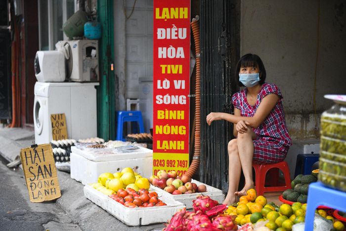 Tiệm cắt tóc, phụ kiện điện thoại chuyển sang bán rau củ quả