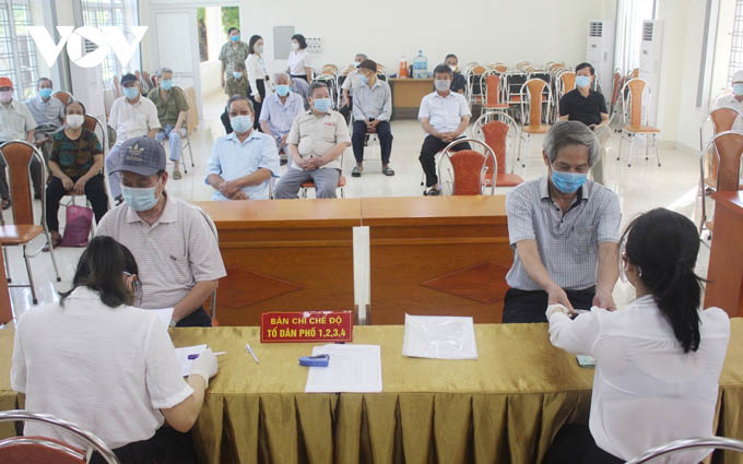 Hà Nội chi trả tiền cho những người gặp khó khăn do dịch Covid-19