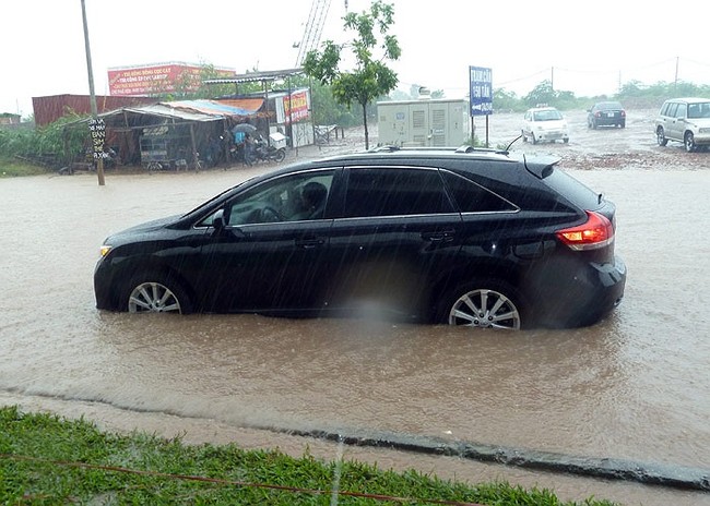 Hà Nội: Mưa lớn khiến nước Hồ Gươm tràn lên bờ; xe máy, ô tô ngập nặng khắp các tuyến phố