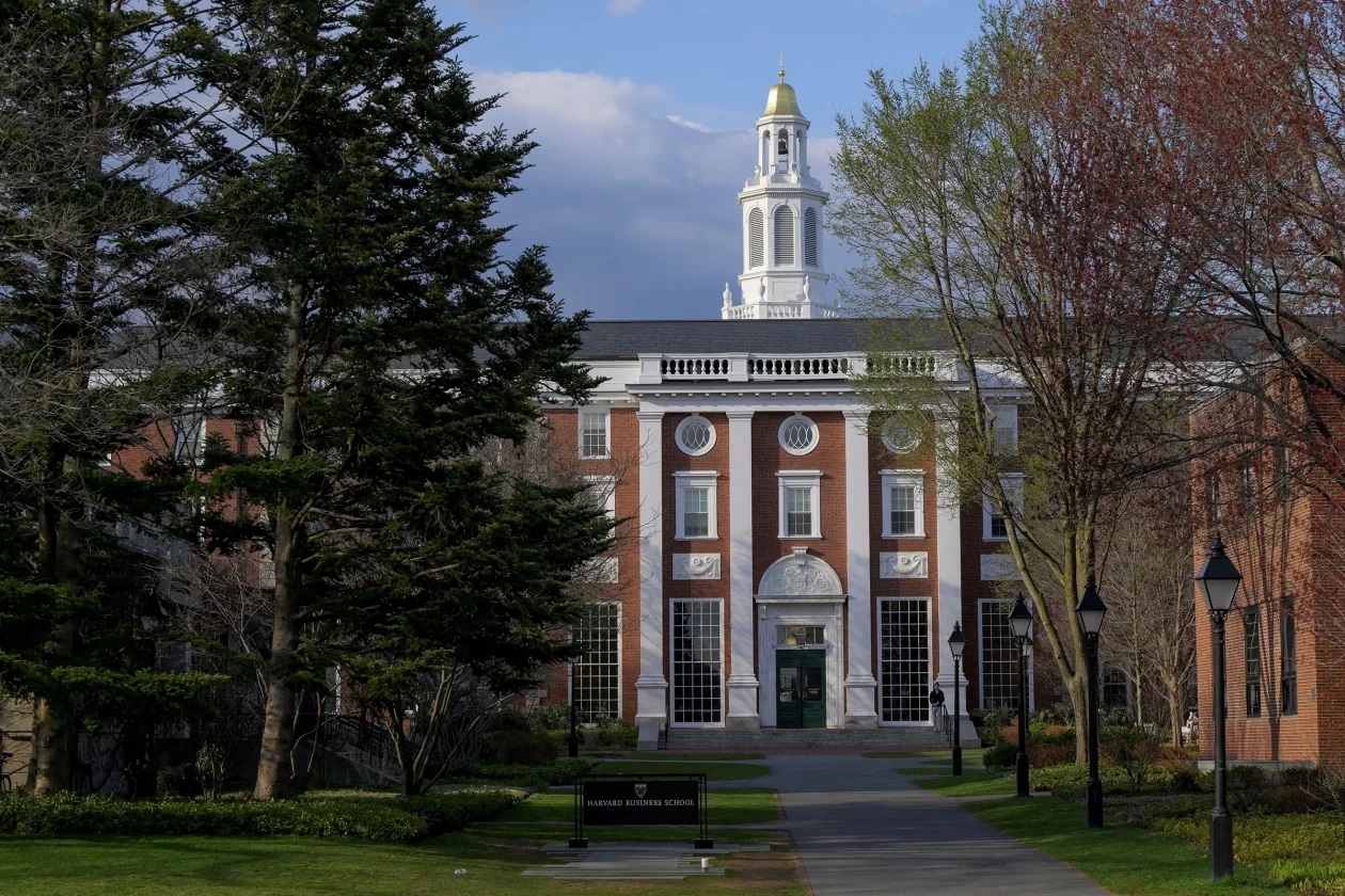 Mỹ cấm nhập cảnh công dân 12 nước, ngừng ngay visa cho du học sinh Harvard