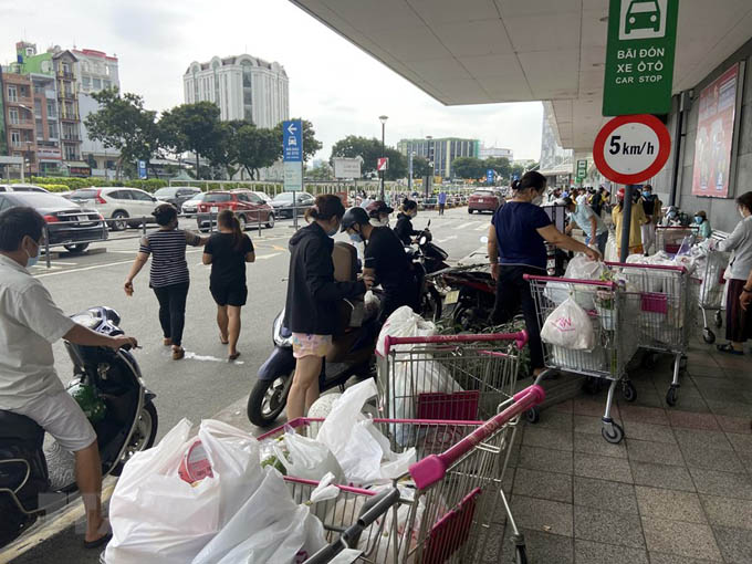 Người dân TP Hồ Chí Minh xếp hàng dài mua thực phẩm dự trữ