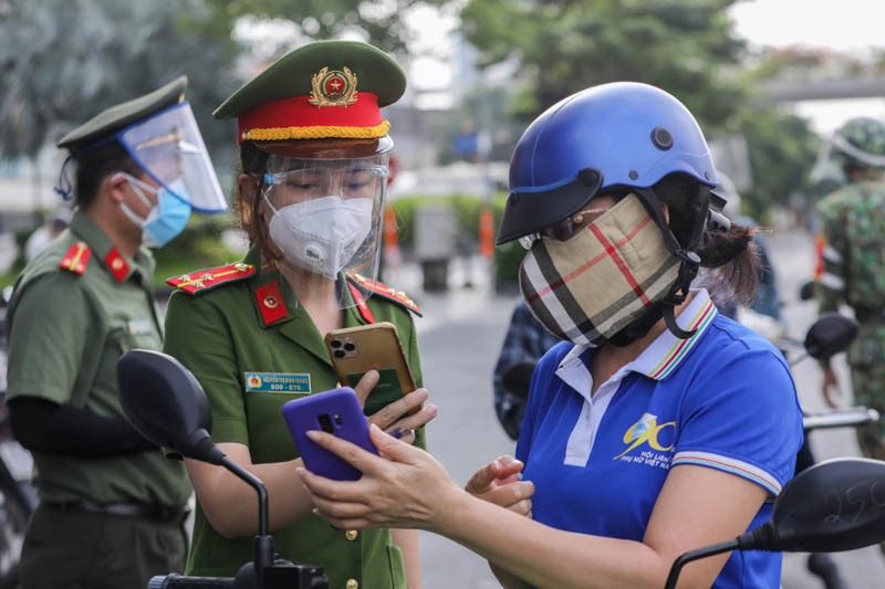 Từ 1/10, TP Hồ Chí Minh bỏ giấy đi đường, người dân không được tự ý ra khỏi thành phố