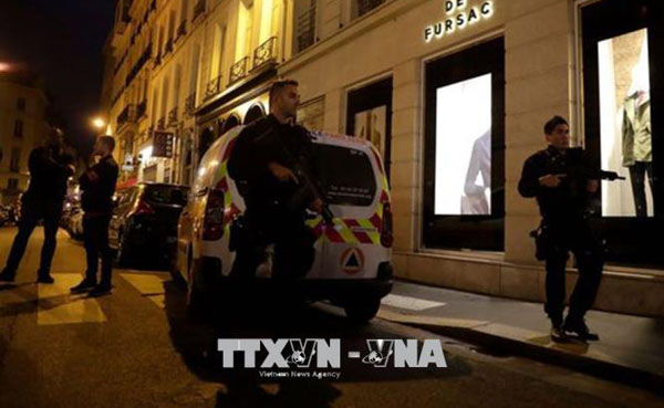 Tấn công khủng bố bằng dao tại Paris làm nhiều người thương vong