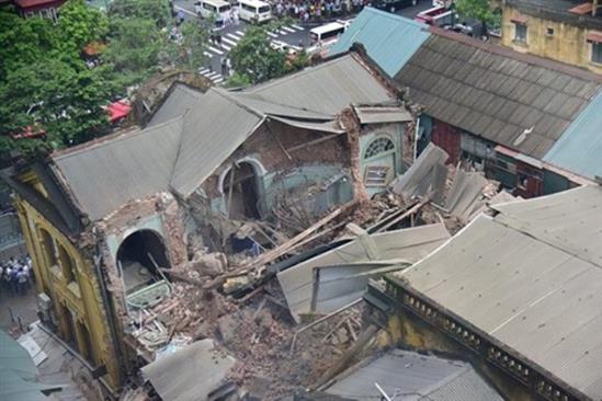 Hình ảnh khủng khiếp nhìn từ trên cao vụ sập biệt thự cổ ở Hà Nội