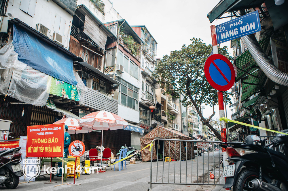 Cận cảnh phong tỏa nhiều tuyến phố cổ Hà Nội, dịch ''leo thang'' gần 900 ca/ngày
