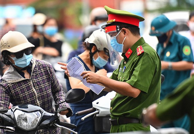 Hà Nội: 19 quận, huyện ''bình thường mới'' không kiểm soát giấy đi đường