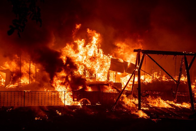 Hỏa hoạn lớn chưa từng thấy ở bờ Tây nước Mỹ, nhiều người thiệt mạng