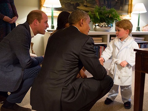 Hoàng tử nhí George mặc đồ ngủ bắt tay Tổng thống Obama