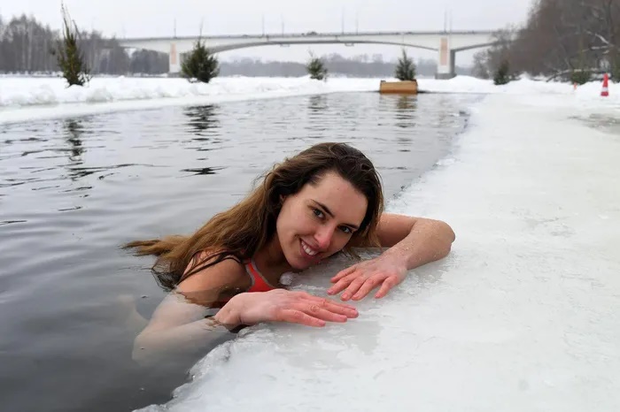 Người Nga bơi trong hồ băng giữa mùa đông