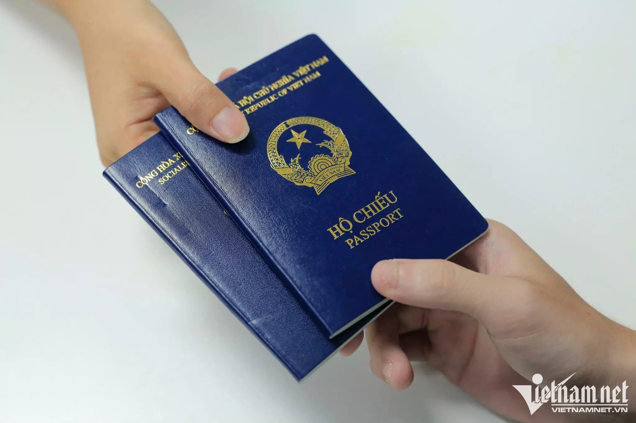 Tây Ban Nha công nhận lại hộ chiếu mẫu mới của Việt Nam kèm điều kiện