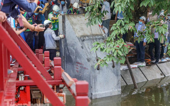 Hợp long công trình kè hồ Hoàn Kiếm bằng 1.500 khối bê tông cốt sợi