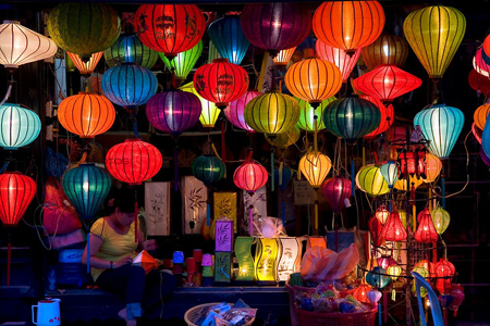 Cho thần tài 'hưởng' nhũ hoa để đắt hàng