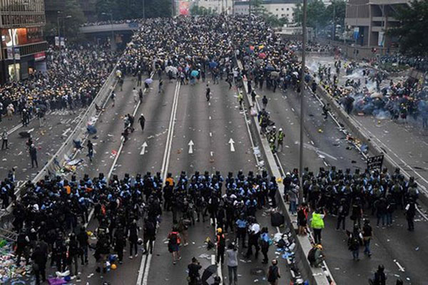 Hong Kong tiếp tục rúng động vì biểu tình phản đối sự can thiệp của Mỹ