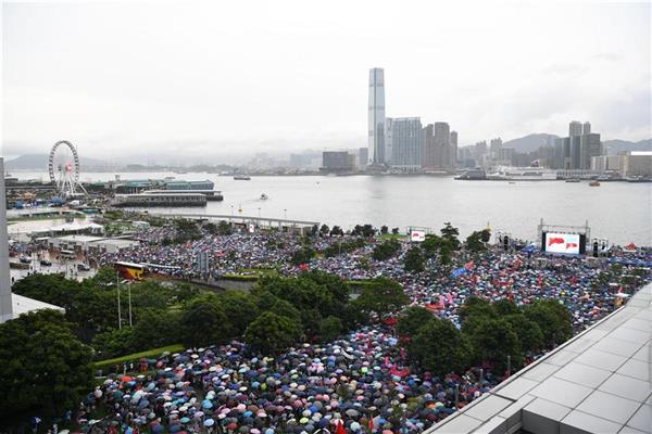 Trên 470.000 người dân Hong Kong tuần hành phản đối bạo lực