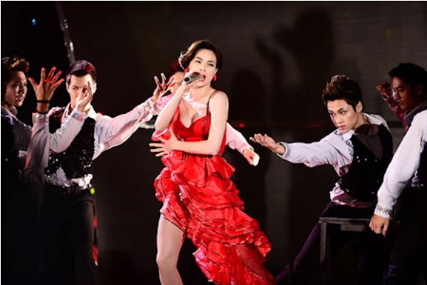 Hồ Ngọc Hà khoe vũ đạo quyến rũ