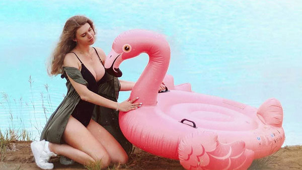 'Hot girl' Instagram khoe dáng bên hồ nước độc 'Maldives của Nga'