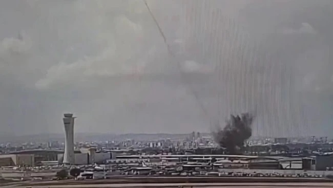 Tên lửa Houthi bắn trúng sân bay lớn, phòng không Israel - Mỹ không ngăn được