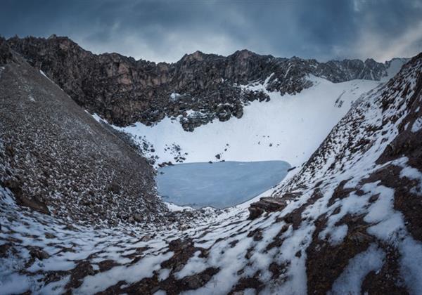 Bí ẩn hồ nước trên núi băng Himalaya chứa hàng trăm bộ xương người