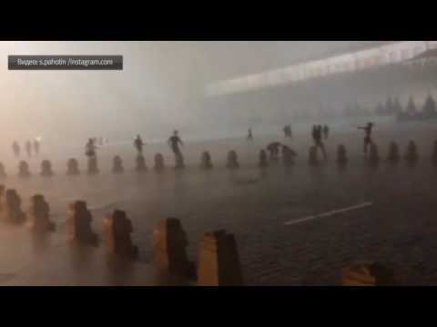 Video: Mưa bão càn quét qua Quảng trường Đỏ ở Moskva