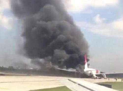Máy bay Mỹ bốc cháy ngay trên đường băng, 15 người bị thương