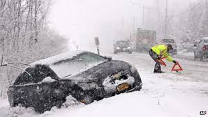 Tài xế Nga thông minh ra khỏi gara như thế nào sau cơn bão tuyết?