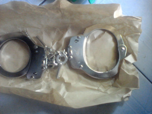 Quà biếu gửi từ Nga về có chứa 2 còng số 8