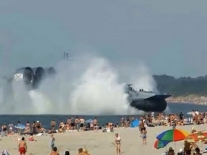 Siêu tàu đổ bộ Bò Rừng lao lên bãi tắm, du khách hoảng loạn