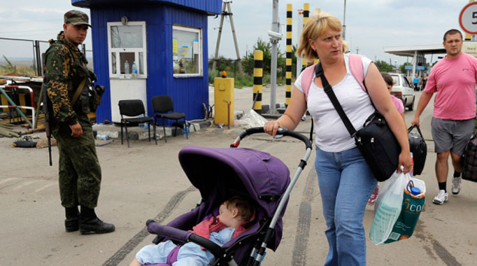 Hàng nghìn người Ukraine tháo chạy sang Nga