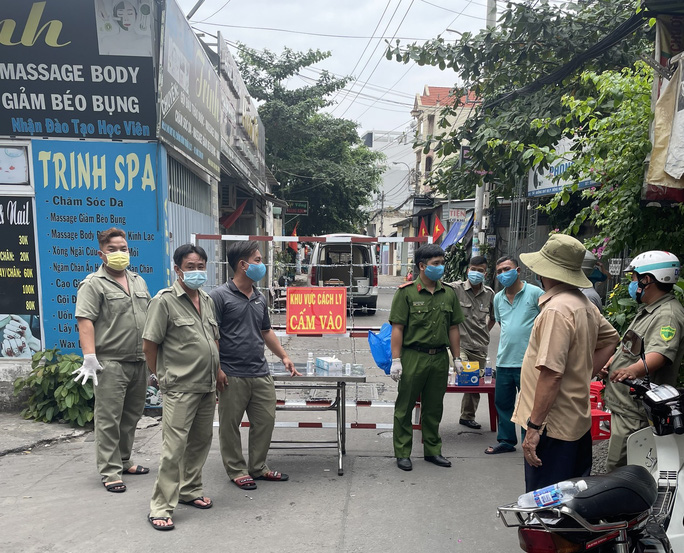 NÓNG: Mẹ 1 nhân viên sân bay Tân Sơn Nhất dương tính SARS-CoV-2, phong tỏa 1 khu vực ở quận 12