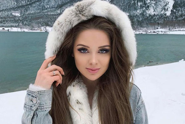 Hot girl Nga sở hữu thân hình nóng bỏng, gương mặt chuẩn búp bê
