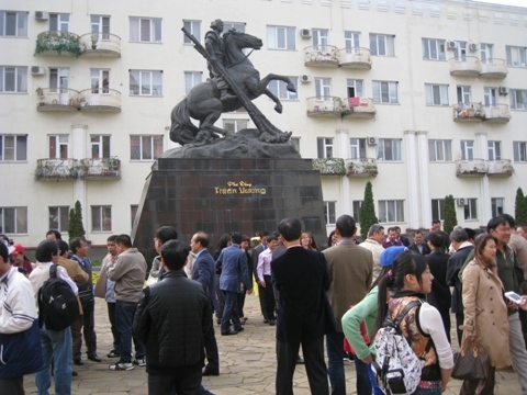 Tượng Thánh Gióng sừng sững giữa trời Âu