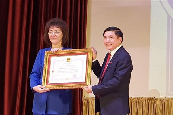 Đồng chí Bùi Văn Cường trao Huân chương Hữu nghị cho Học viện Lao động và Quan hệ Xã hội Liên bang Nga