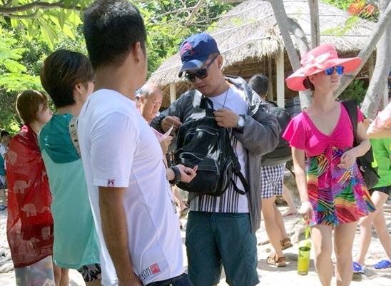 Hàng loạt công ty lữ hành bị phạt vì dùng HDV Trung Quốc