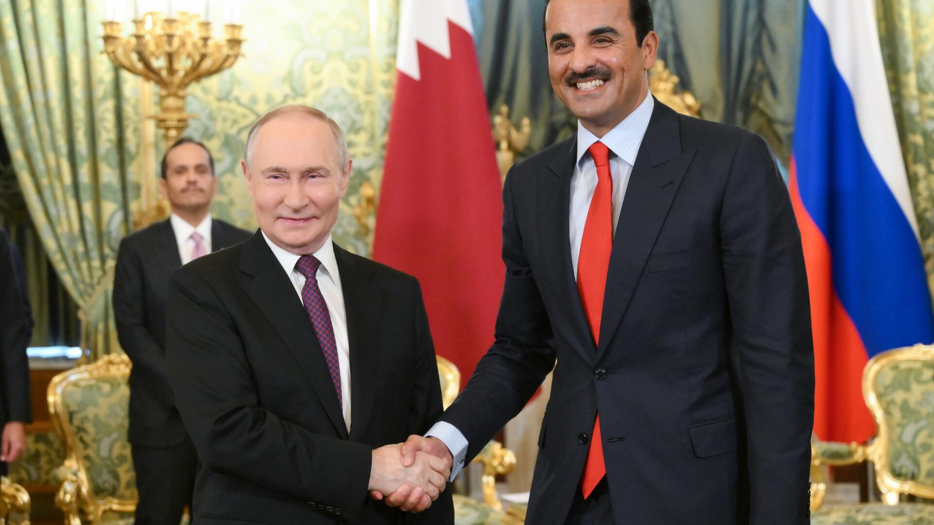 Tại sao Quốc vương Qatar chọn mặc vest khi gặp Tổng thống Nga Putin