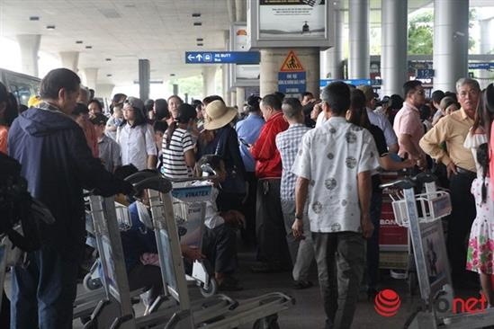 Hàng chục chuyến bay phải cất/hạ cánh muộn tại sân bay Tân Sơn Nhất