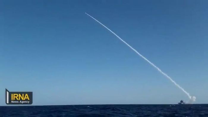 Video Iran thử thành công tên lửa đạn đạo lớp Zolfaqar từ tàu chiến