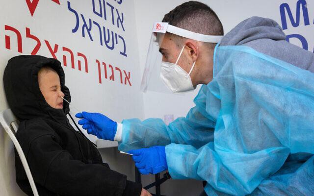 Gần 50% dân số được tiêm vắc xin liều 3, Israel vẫn ghi nhận số ca COVID-19 cao kỷ lục