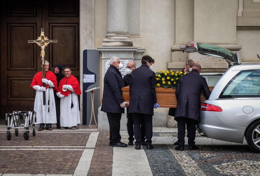 Thành phố Italy một tiếng tổ chức hai đám tang