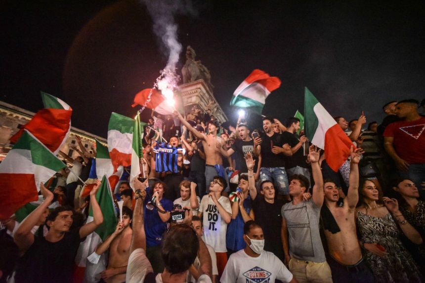 Người dân Italy ùa ra đường ăn mừng chiến thắng vô địch Euro 2020