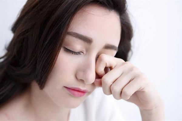 Nữ giới hay thức khuya nhiều có nguy cơ mắc bệnh sỏi mắt cao hơn hẳn