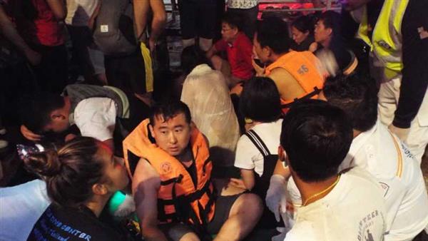 Lật tàu du lịch ở Thái Lan, vẫn còn 53 người mất tích