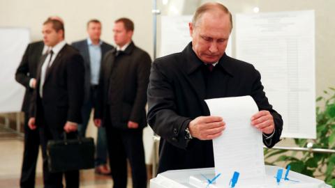 Hàng trăm tỉ USD đổ vào Nga trước mỗi kỳ bầu cử