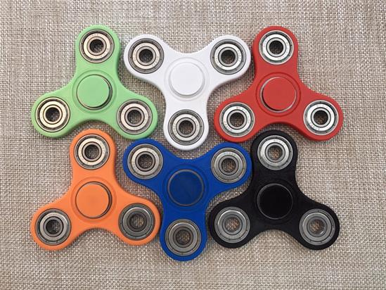 Cơn sốt mang tên Fidget Spinner: lãi kinh khủng khiến công ty chuyên sản xuất phụ kiện iPhone đổi nghề sang buôn thứ này chỉ sau 1 đêm