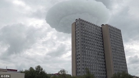 Đám mây hình đĩa bay lơ lửng giữa bầu trời Moscow